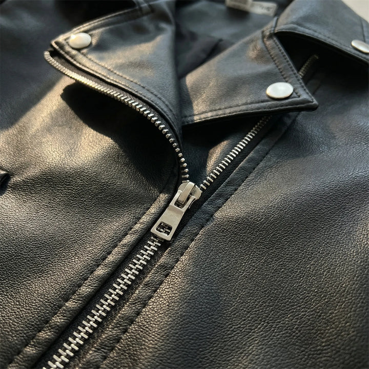 Czarna kurtka biker dla dzieci, ocieplana, uniwersalna, modna odzież dziecięca na jesień i zimę.