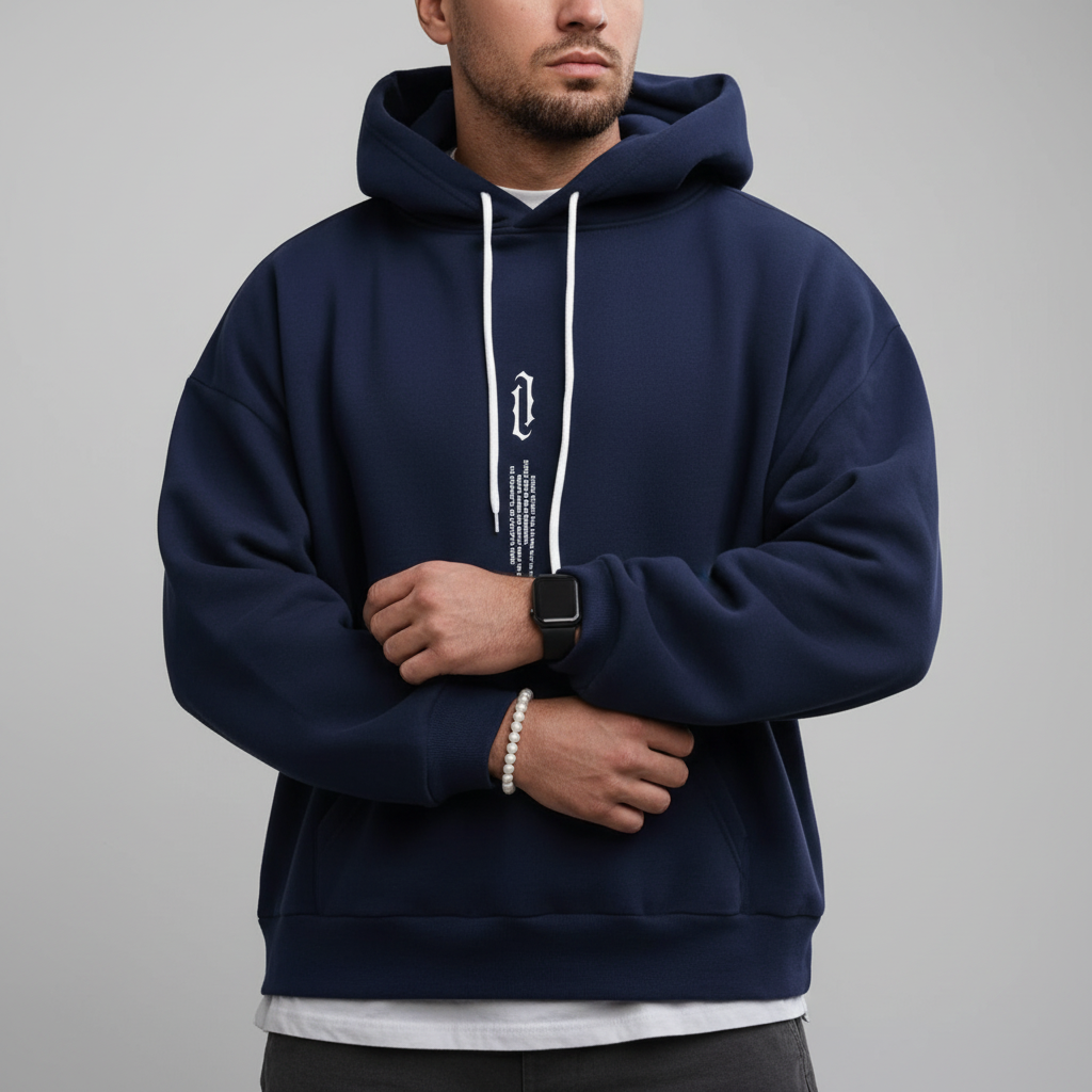 Męska bluza z kapturem Felix w ruchu, prezentująca swobodę i wygodę noszenia.