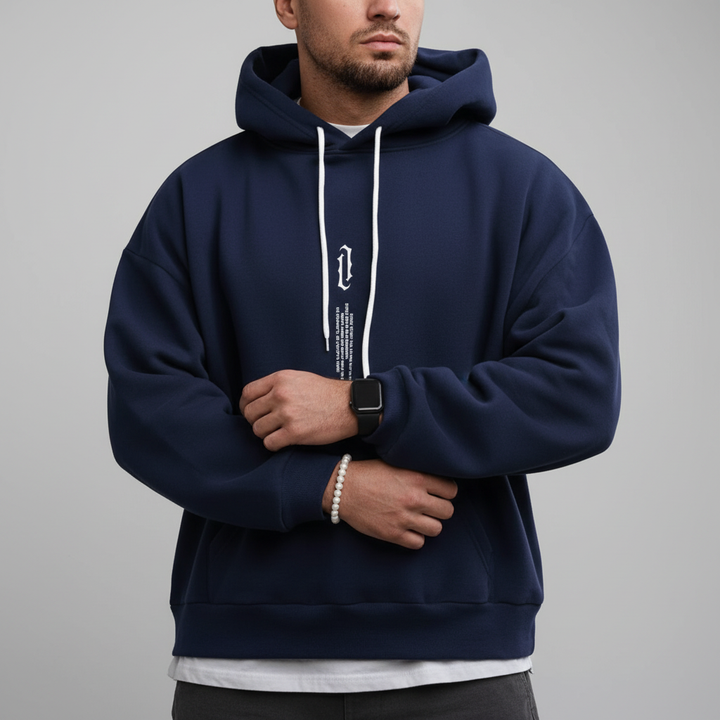 Męska bluza z kapturem Felix w ruchu, prezentująca swobodę i wygodę noszenia.
