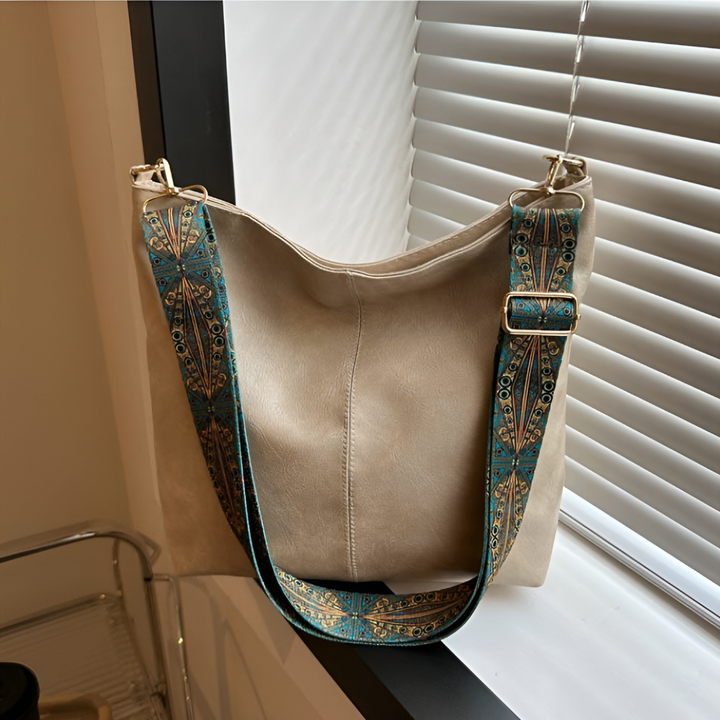 Brązowa torebka retro z regulowanym paskiem, do noszenia na ramię lub jako crossbody. Klasyczna i elegancka.