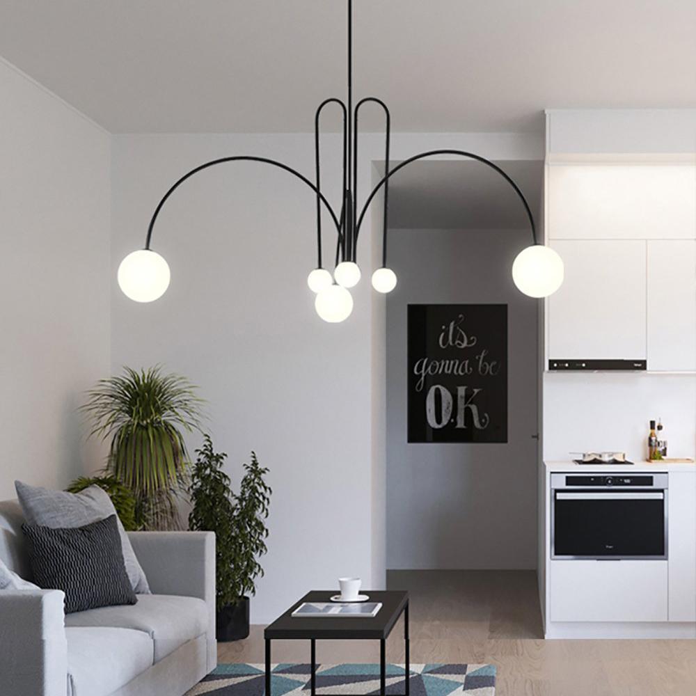 Wystrój wnętrz: elegancka lampa wisząca, luksusowe oświetlenie do salonu. Nowoczesna, metalowo-szklana.