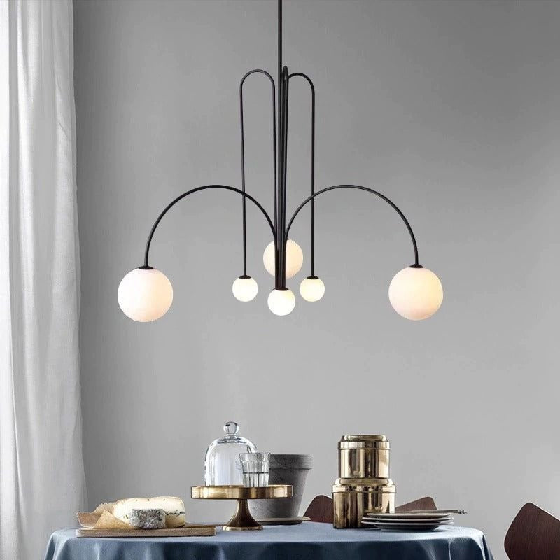 Nowoczesna lampa wisząca do salonu lub jadalni. Eleganckie oświetlenie dekoracyjne z metalu i szkła.