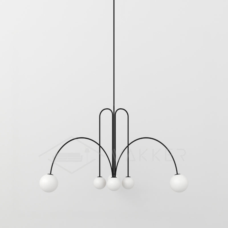 Elegancka lampa wisząca do salonu. Luksusowe oświetlenie sufitowe, nowoczesna, metalowa i szklana.