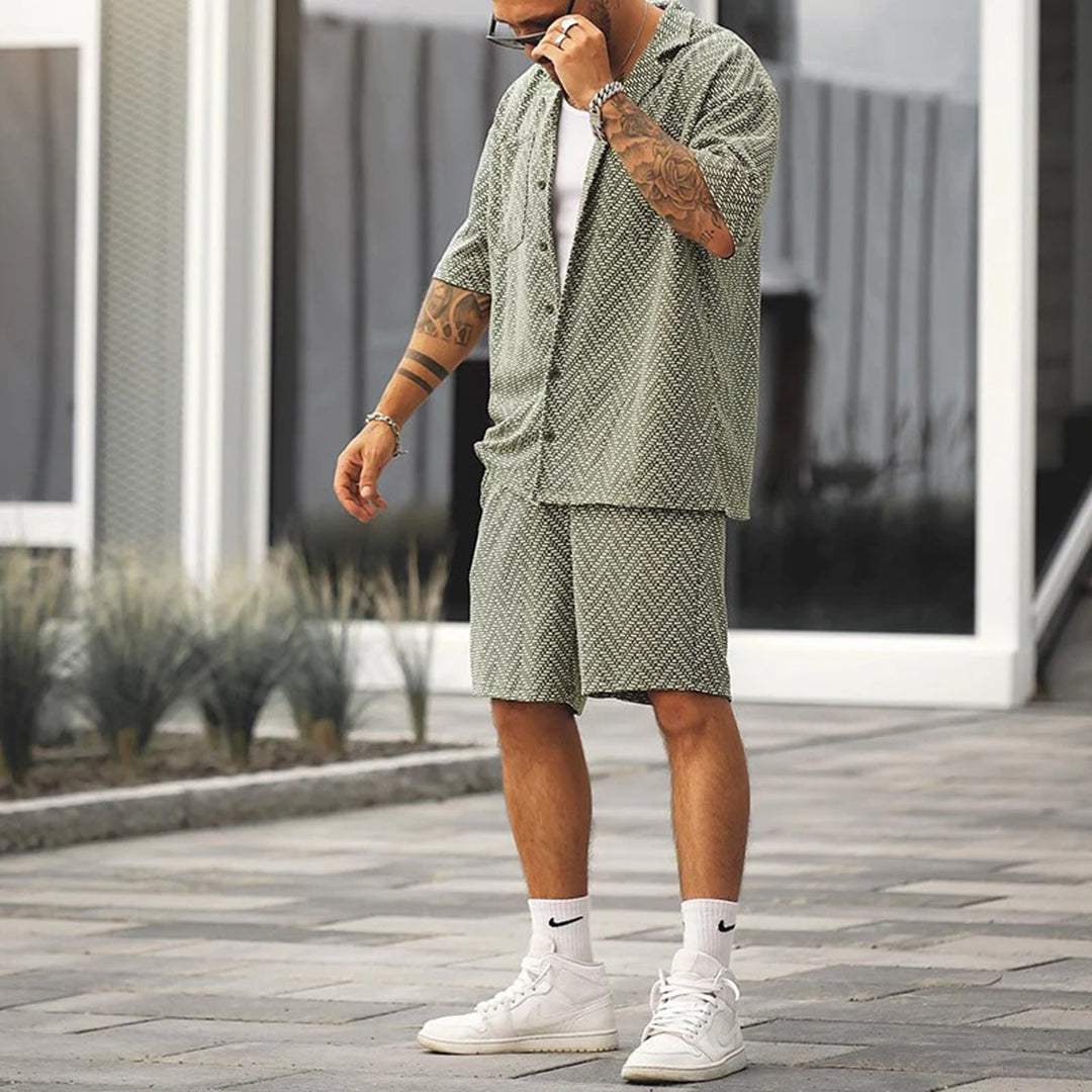 Komfortowy męski zestaw letni: elegancka koszula i pasujące spodenki. Idealny na upały, styl smart casual, odzież męska.