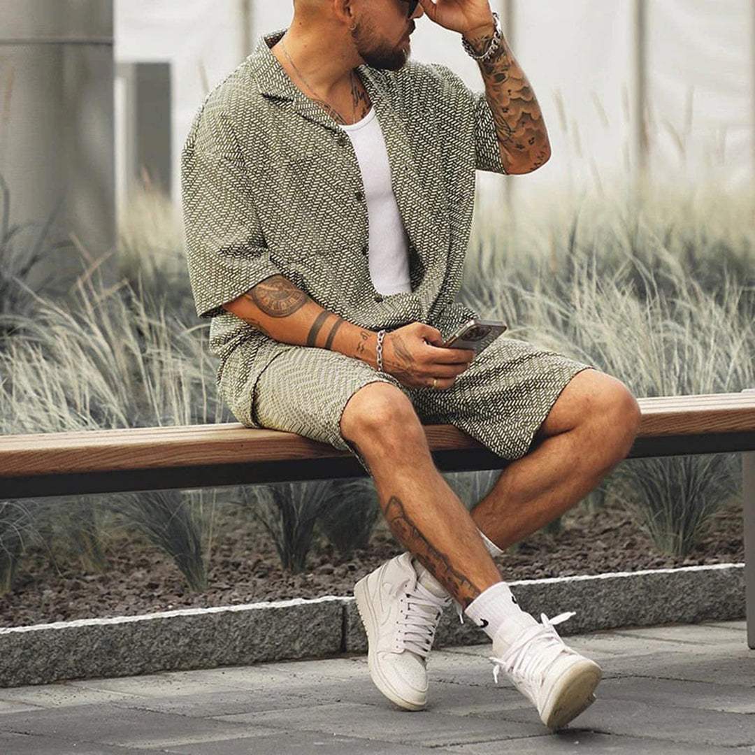 Męski dwuczęściowy zestaw letni: stylowa koszula i spodenki. Komfortowa odzież męska na upalne dni i okazje smart casual.