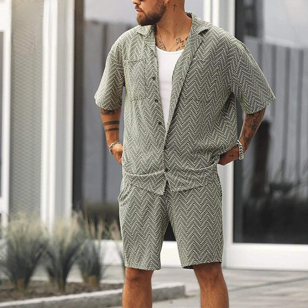 Elegancki męski zestaw na lato: koszula z krótkim rękawem i spodenki, idealny na smart casual. Komfortowy dwuczęściowy strój.