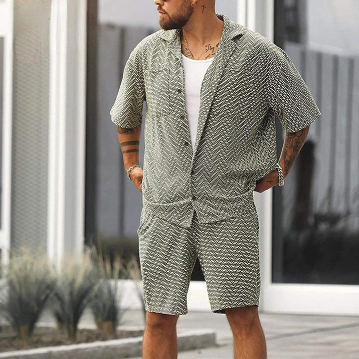 Elegancki męski zestaw na lato: koszula z krótkim rękawem i spodenki, idealny na smart casual. Komfortowy dwuczęściowy strój.