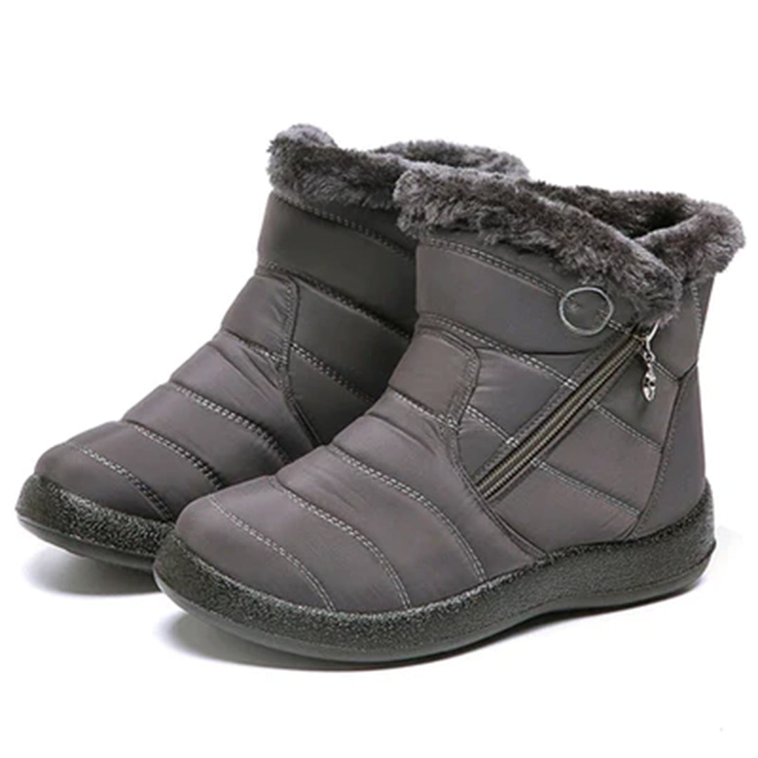 Buty zimowe Julia na stopie, prezentujące modny design i wygodę noszenia.