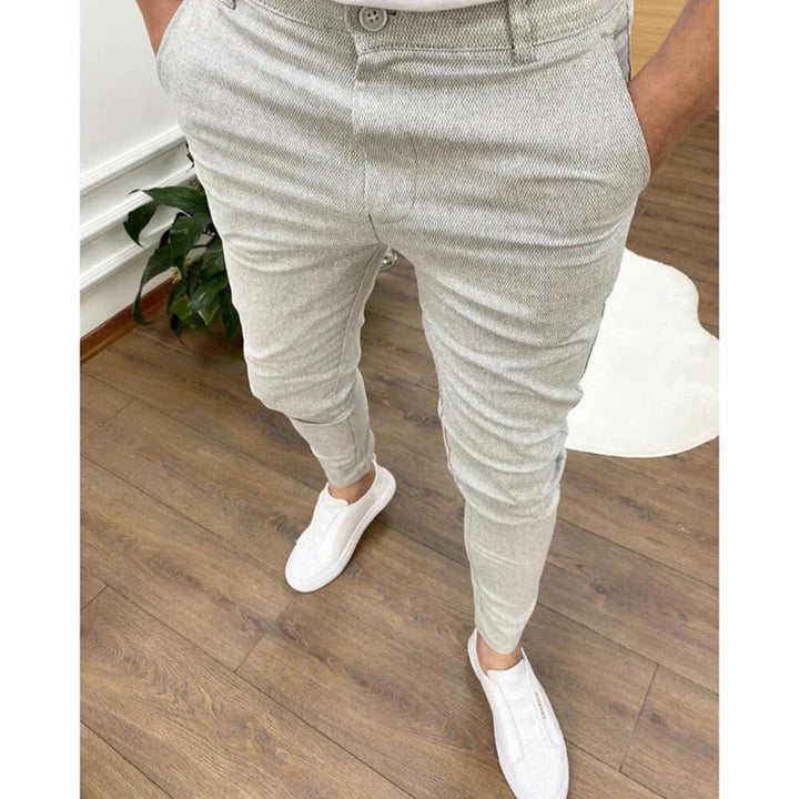 Eleganckie męskie spodnie slim fit z bawełny. Podkreślają sylwetkę, komfortowe, idealne do wielu stylizacji.