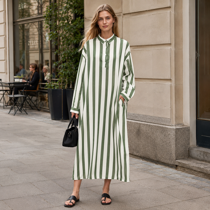 Letnia sukienka maxi damska oversize w paski, z koszulowym kołnierzem. Wygodna i stylowa, z kieszeniami.