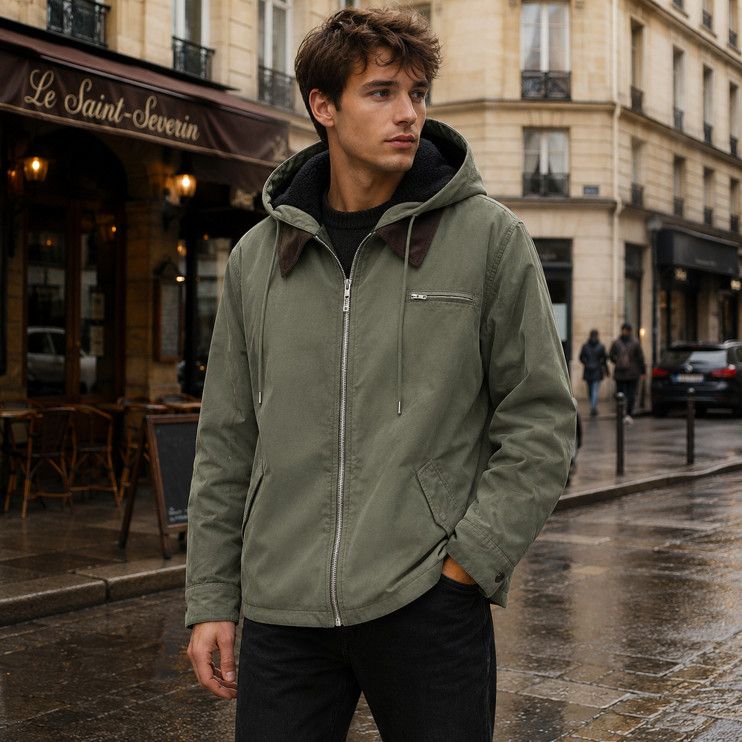 Model w unisex kurtce wodoodpornej. Oddychająca kurtka przeciwdeszczowa do outdooru i stylu miejskiego.