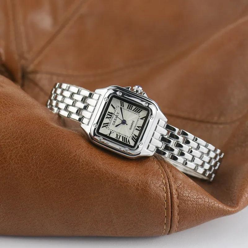 Złoty zegarek unisex vintage z diamentami. Klasyczny design, stylowy dodatek modowy i biżuteryjny.