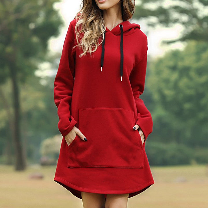 Modelka w casualowej, długiej bluzie dresowej oversize z kapturem. Komfortowa odzież damska na co dzień.