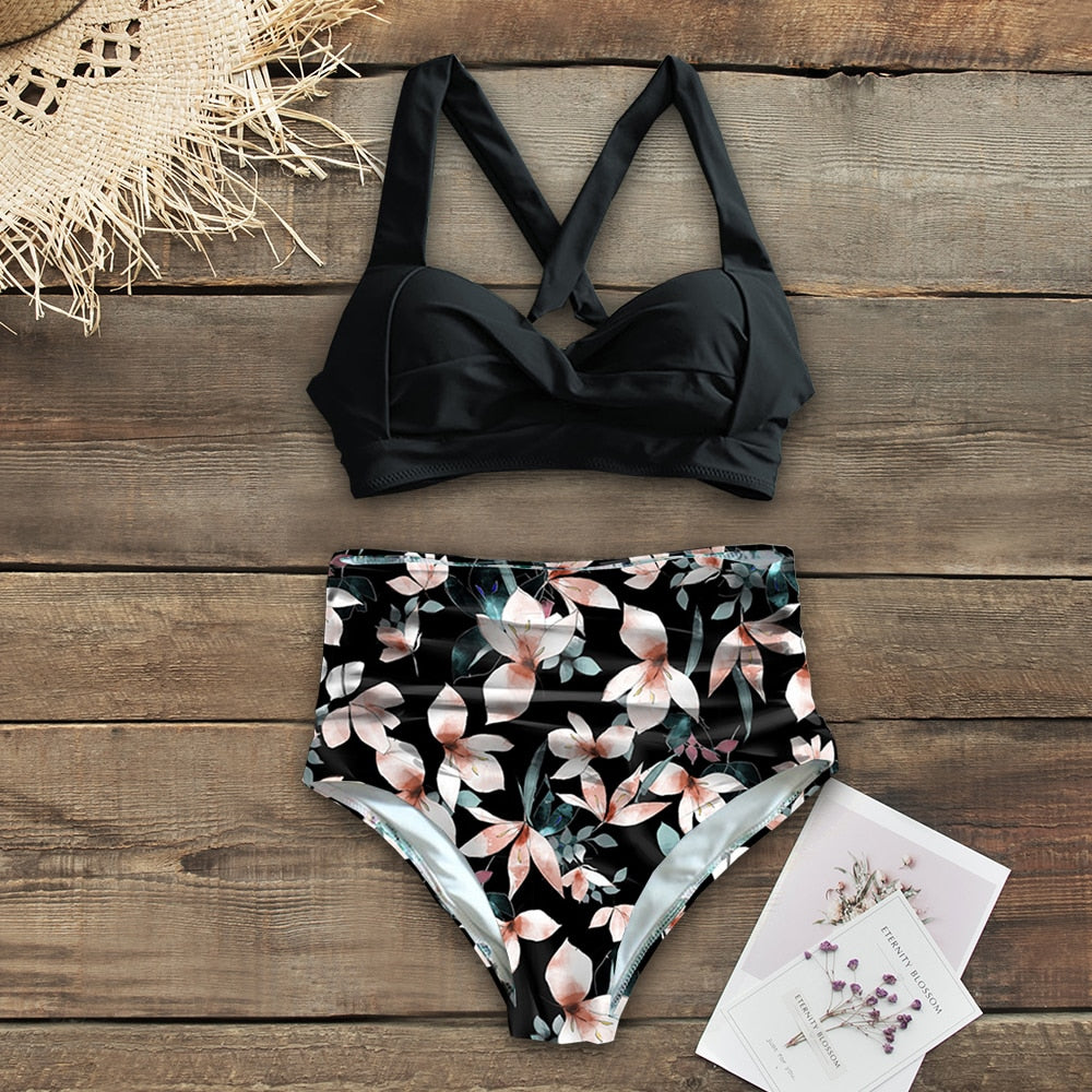 Stylowe bikini damskie, wysoki stan, usztywniany biustonosz, kwiatowy wzór na lato.