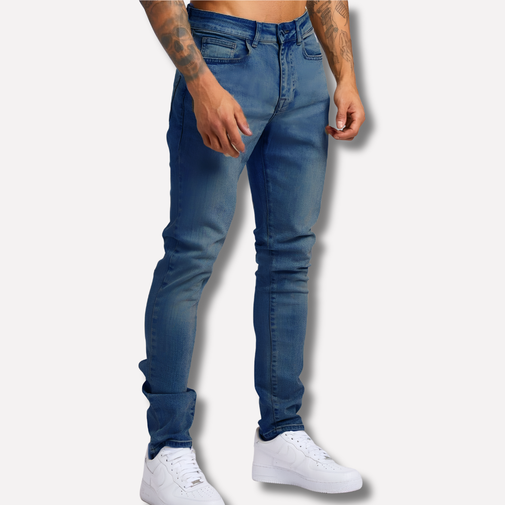 Stylowe męskie jeansy slim fit w kolorze niebieskim. Komfortowe, modne spodnie casual do codziennego użytku.