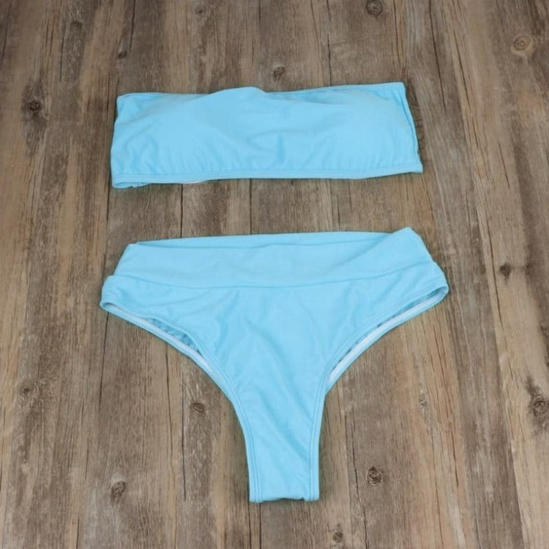 Damskie bikini dwuczęściowe o nowoczesnym designie. Wygodne majtki z wysokim stanem i top bandeau.