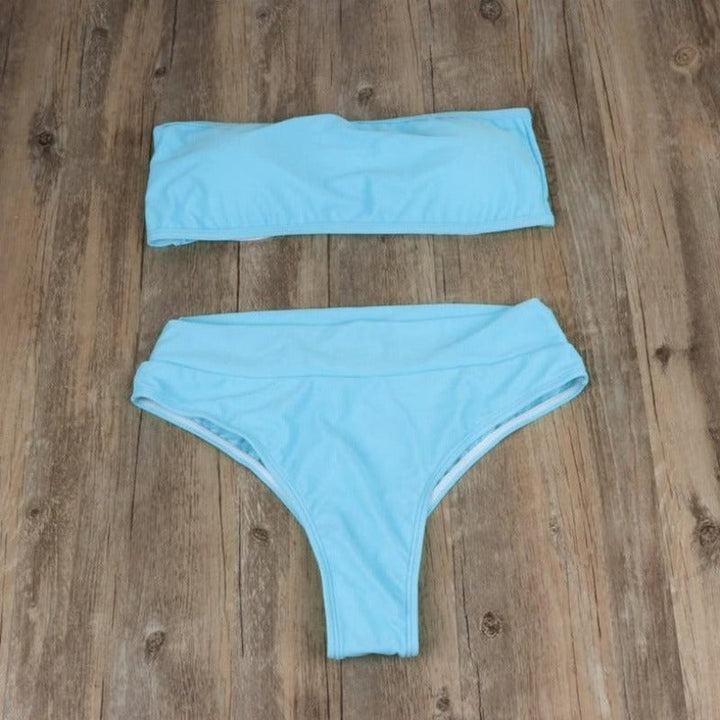 Damskie bikini dwuczęściowe o nowoczesnym designie. Wygodne majtki z wysokim stanem i top bandeau.