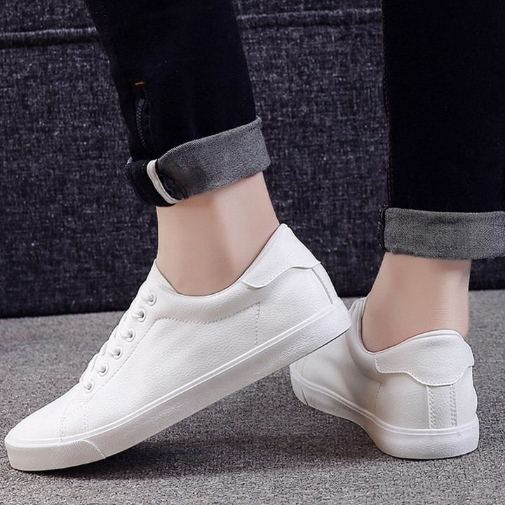 Nowoczesne męskie sneakersy slip-on Jonas. Skórzane, zapewniające wygodę i styl przez cały dzień.