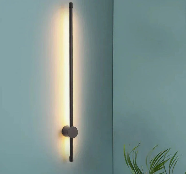 Złota lampa ścienna LED z wtyczką, eleganckie oświetlenie sypialni.