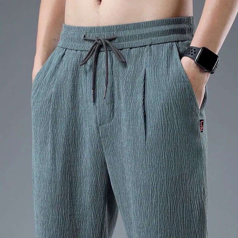 Męskie spodnie casual z zwężanymi nogawkami i wiązaniem w pasie, idealne na co dzień i styl streetwear.