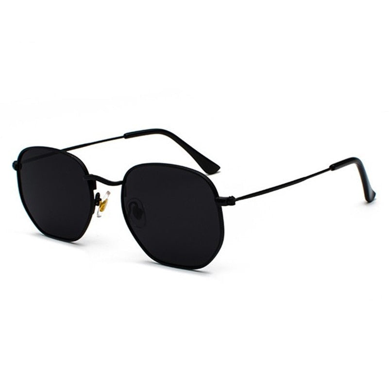 Klasyczne okulary przeciwsłoneczne retro. Unisex, zapewniające skuteczną ochronę UV. Idealny dodatek.