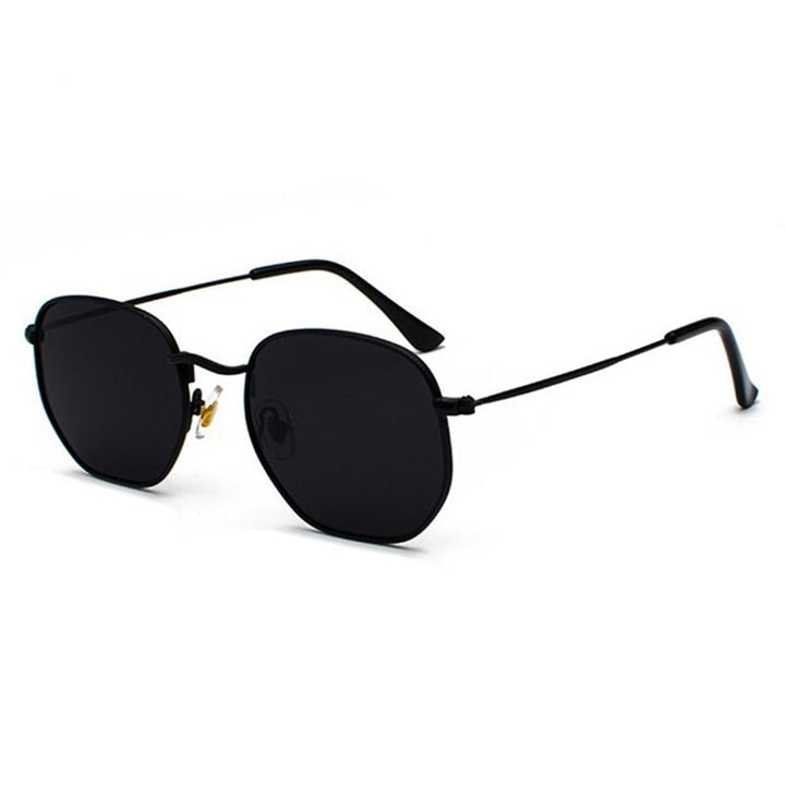 Klasyczne okulary przeciwsłoneczne retro. Unisex, zapewniające skuteczną ochronę UV. Idealny dodatek.