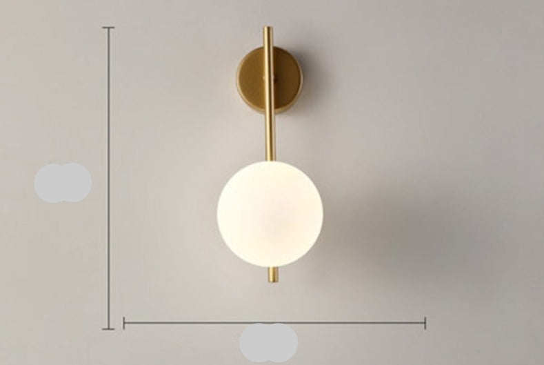 Lampa ścienna LED złota, minimalistyczny design, stylowe oświetlenie sypialni.