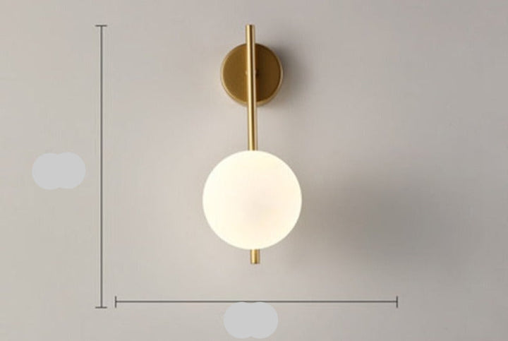 Lampa ścienna LED złota, minimalistyczny design, stylowe oświetlenie sypialni.