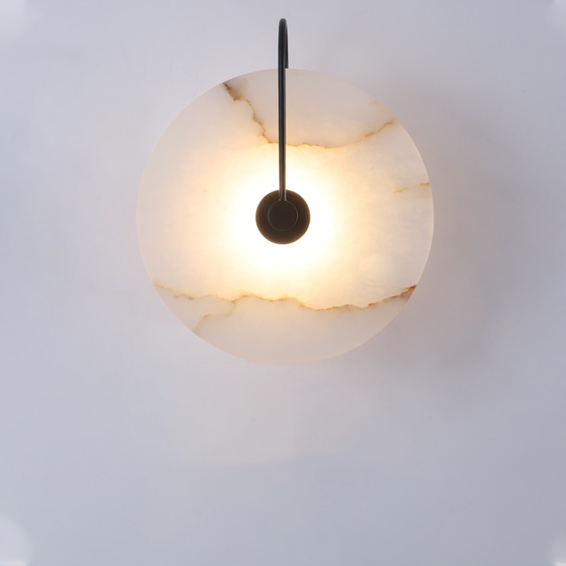 Oprawa ścienna LED z marmurowym wykończeniem, nowoczesna i elegancka lampa do salonu lub sypialni.