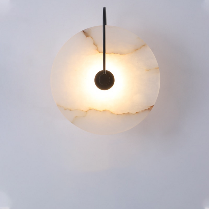 Oprawa ścienna LED z marmurowym wykończeniem, nowoczesna i elegancka lampa do salonu lub sypialni.