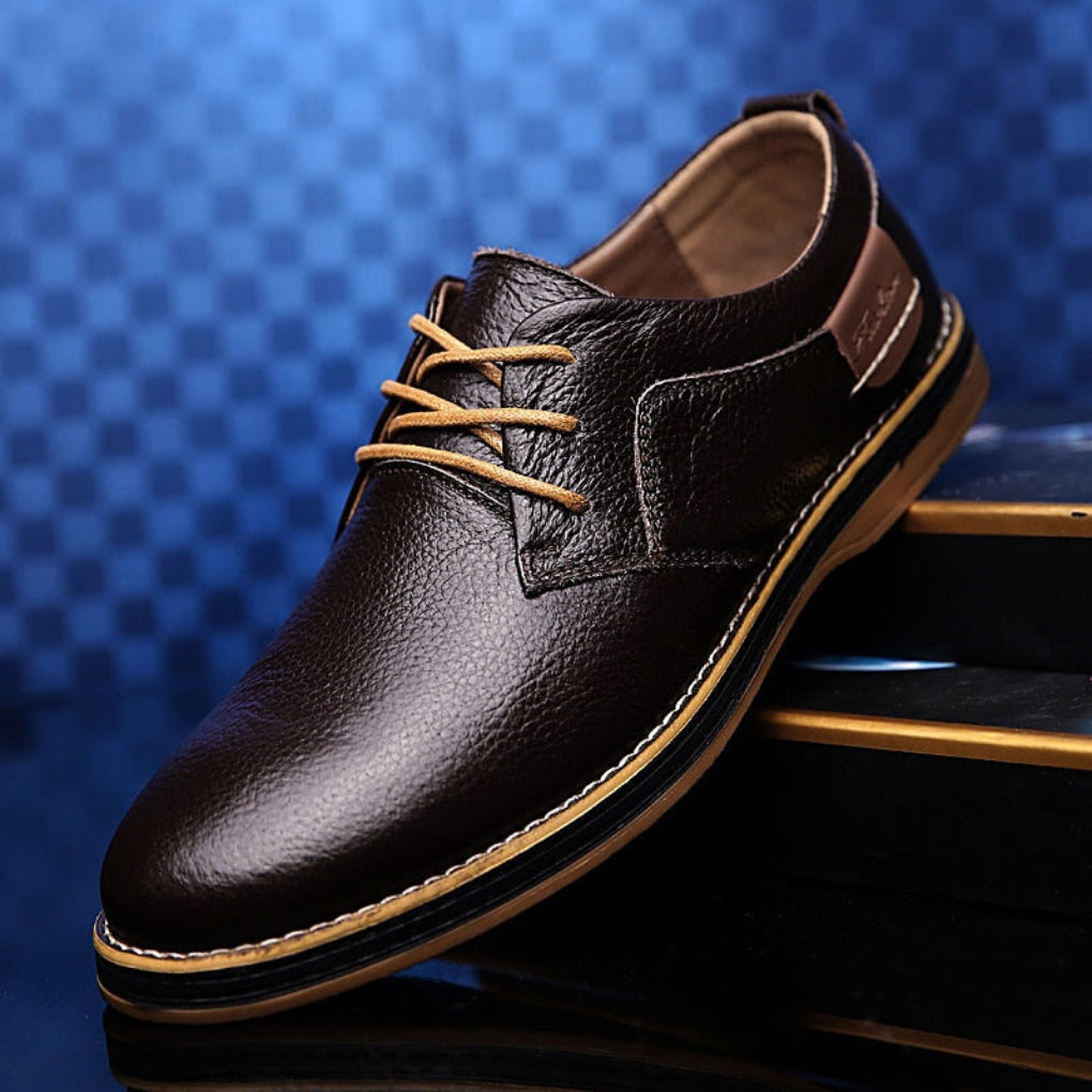 Brązowe męskie oxfordy ze skóry, klasyczne buty formalne i miejskie. Eleganckie buty sznurowane do garnituru.