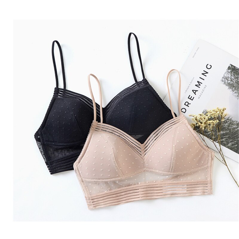 Bliskie ujęcie komfortowego bralette z siateczki, elastyczna bielizna damska.