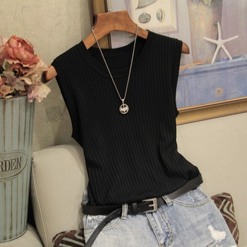 Basicowy tank top damski slim fit, perfekcyjny na lato. Casualowa koszulka dla kobiety.