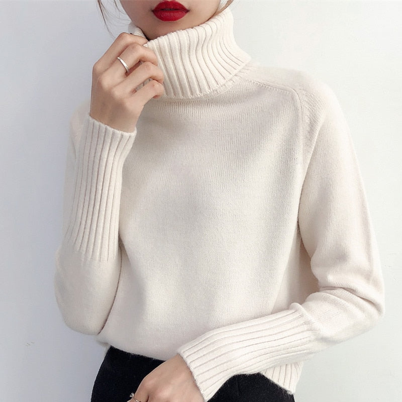 Modny damski sweter z golfem, jednokolorowy. Elegancka odzież jesienno-zimowa, ciepła i stylowa.