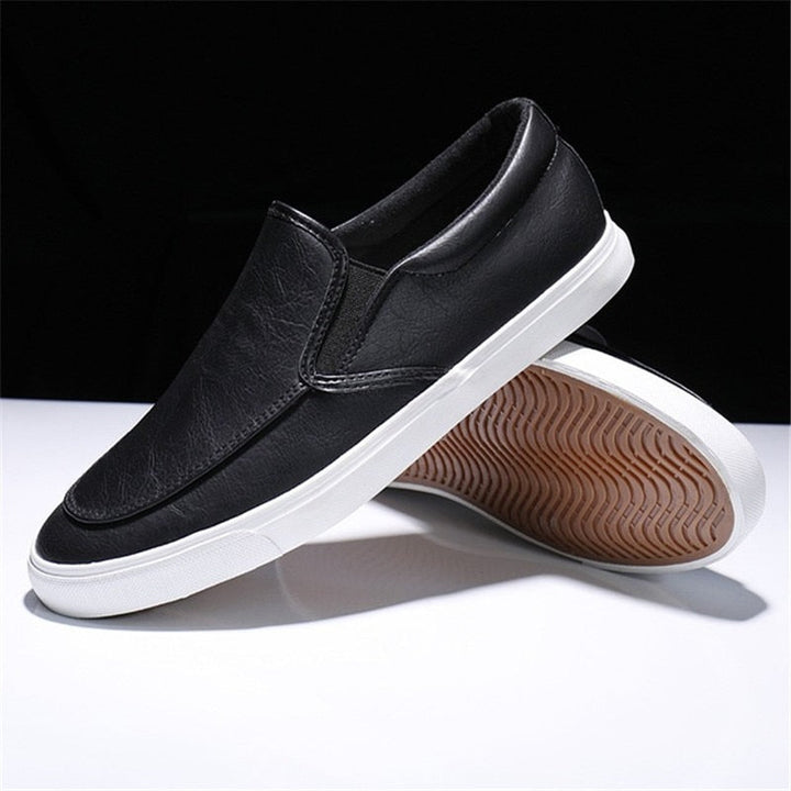 Komfortowe męskie sneakersy slip-on Jonas. Skórzane obuwie na co dzień, wsuwane, zapewnia wygodę.