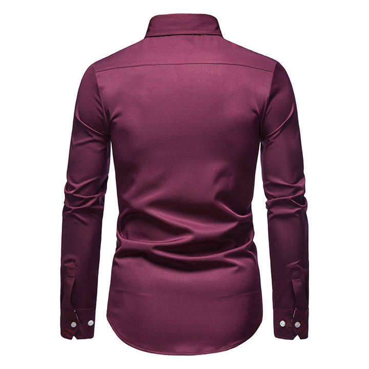 Męska koszula slim fit z modnym wzorem paisley, widoczna z boku. Stylowa, elegancka i komfortowa.
