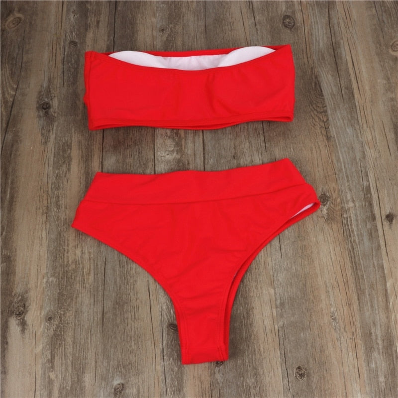 Modne damskie bikini bandeau z wysokim stanem, podkreślające sylwetkę. Idealne na upalne lato.