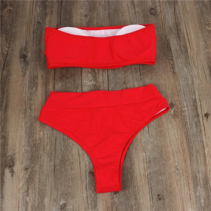 Modne damskie bikini bandeau z wysokim stanem, podkreślające sylwetkę. Idealne na upalne lato.