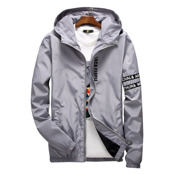 Czarna męska kurtka bomber z kapturem. Stylowa kurtka przejściowa z napisami, idealna do streetwearowych stylizacji.