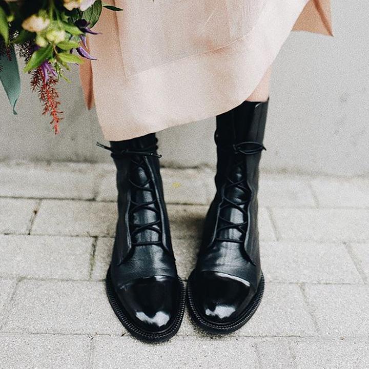 Klasyczne botki damskie vintage Marvella z detalami sznurowanymi, stylowe obuwie na jesień.
