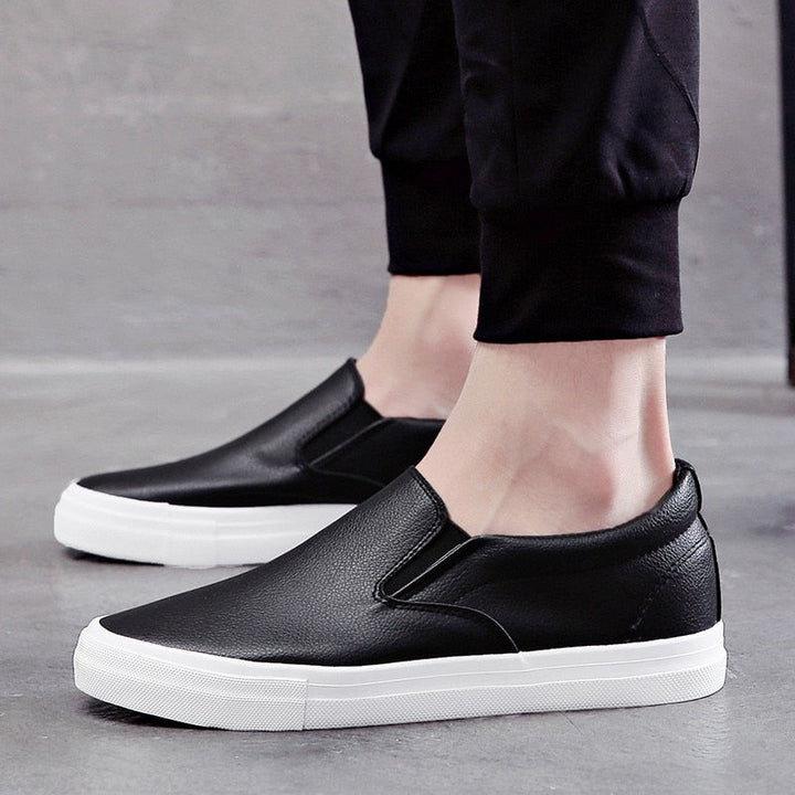 Męskie wsuwane sneakersy Jonas ze skóry. Wygodne i stylowe obuwie codzienne do miejskiego looku.