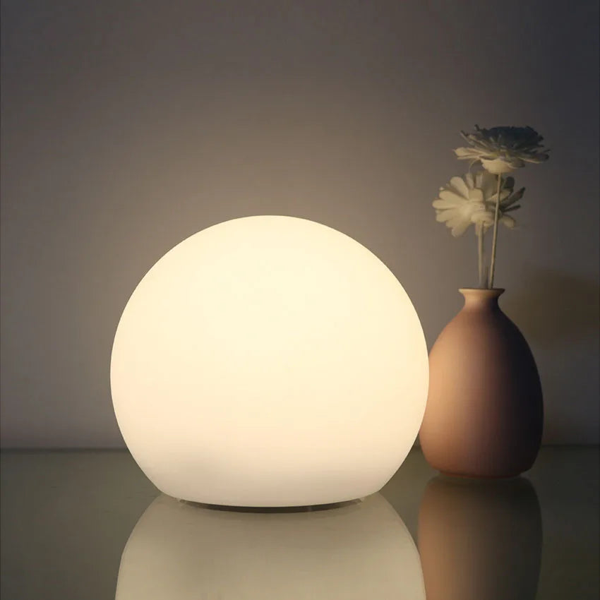 Nowoczesna bezprzewodowa lampa stołowa LED, idealna dekoracja do salonu lub sypialni. Dodaje stylu.