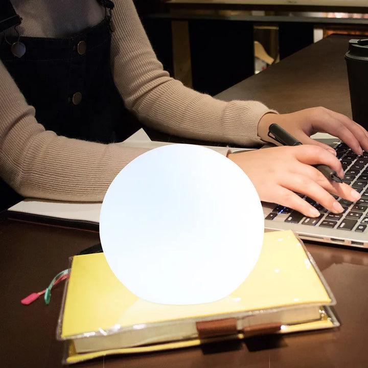 Stylowa lampa stołowa LED bezprzewodowa, nowoczesna i dekoracyjna, pasuje do każdego pomieszczenia.