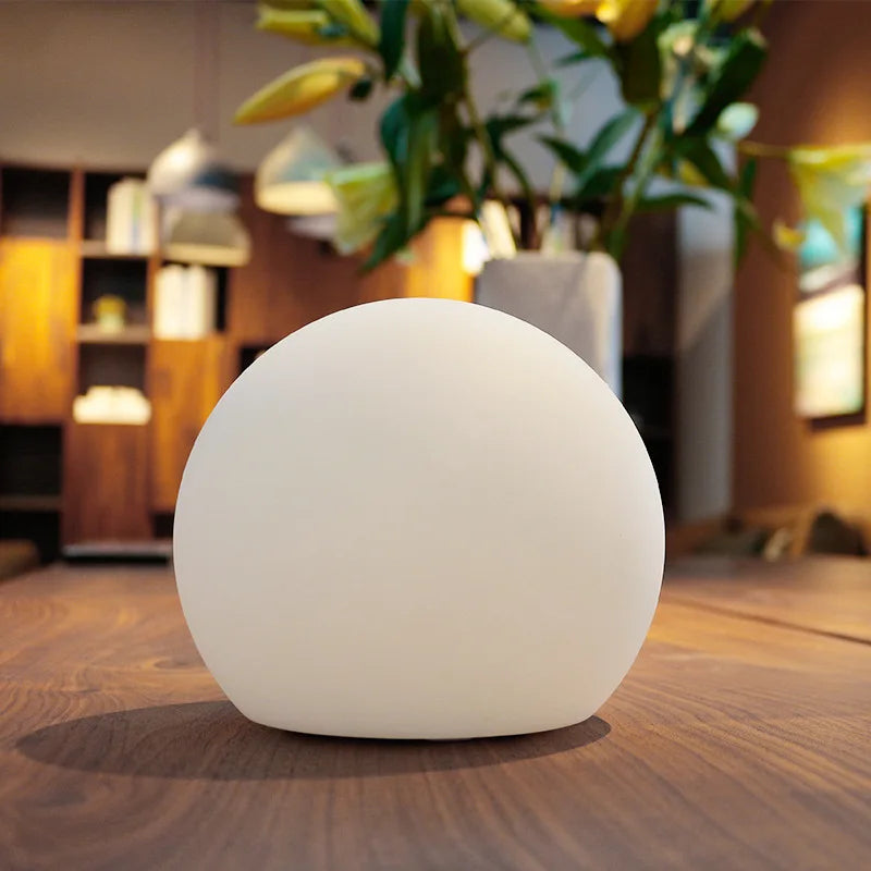 Wszechstronna lampa stołowa LED, bezprzewodowa, nowoczesny design do salonu, sypialni czy jadalni.