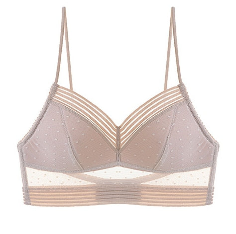 Modelka w czarnym bralette z siateczki, komfortowy biustonosz damski, elegancki krój.