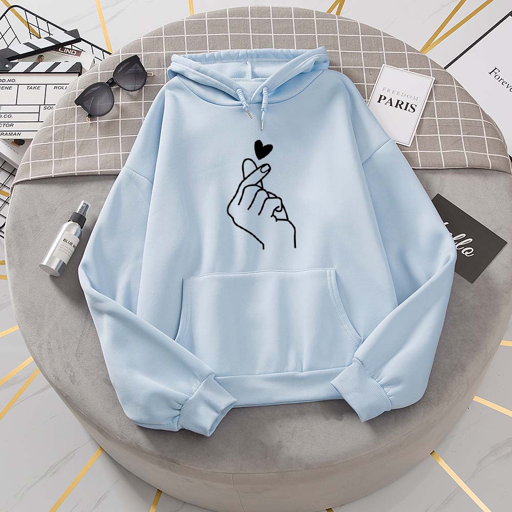 Damska bluza z kapturem z minimalistycznym motywem serca. Wygodna, modna bluza do casualowych stylizacji.