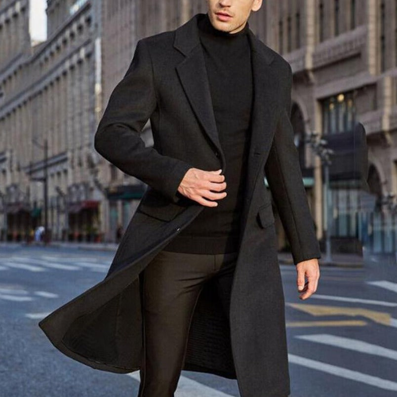 Modny płaszcz męski jesienny/zimowy, długi, slim fit, z eleganckimi guzikami, podkreślający sylwetkę.