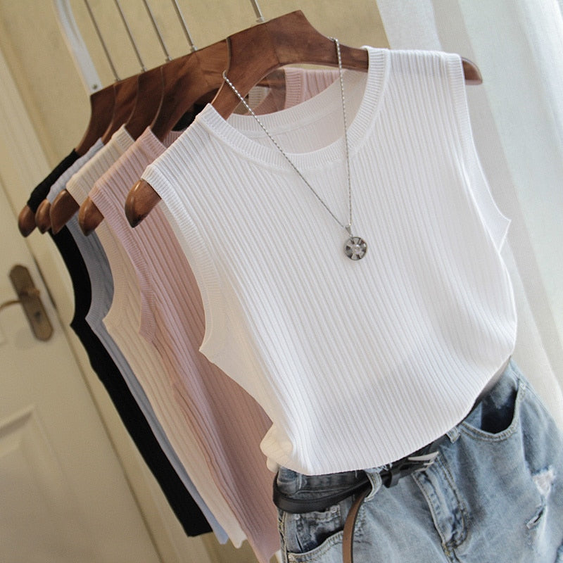 Damski tank top basic slim fit, modny i komfortowy. Niezbędny element garderoby kapsułowej.