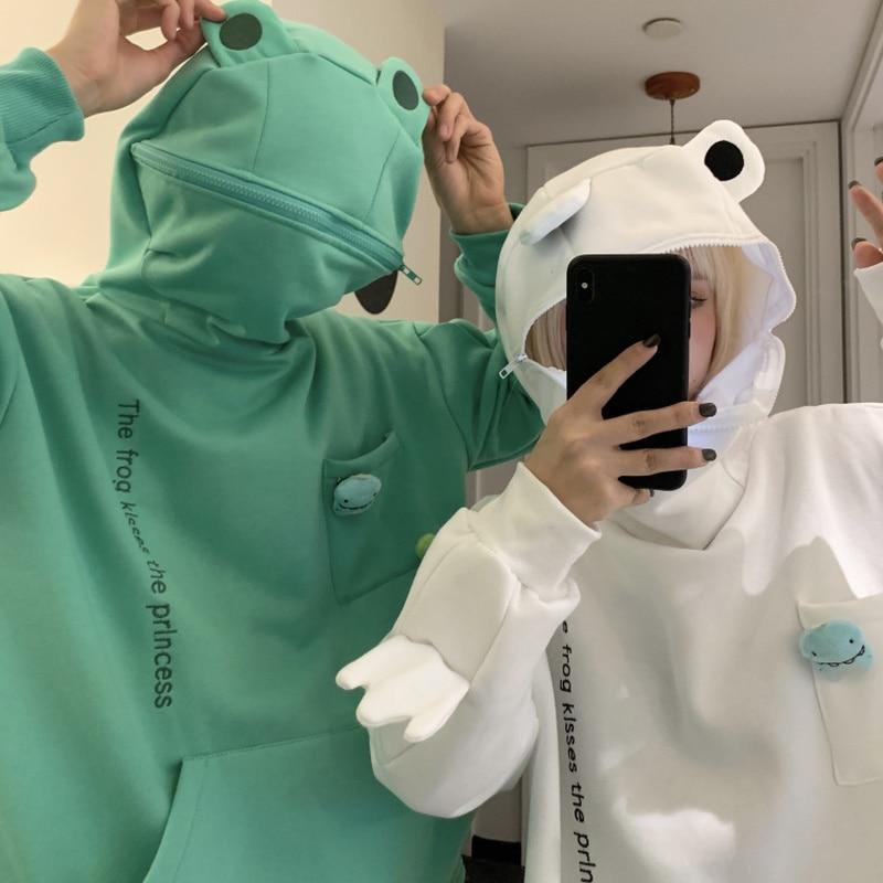 Wygodny sweter unisex z kapturem i motywem żaby. Ciepła bluza hoodie oversize na zimę i jesień.