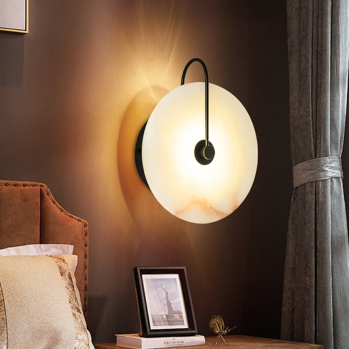 Elegancka lampa ścienna LED z marmurem, złota wersja, nowoczesne oświetlenie dekoracyjne do luksusowych wnętrz.